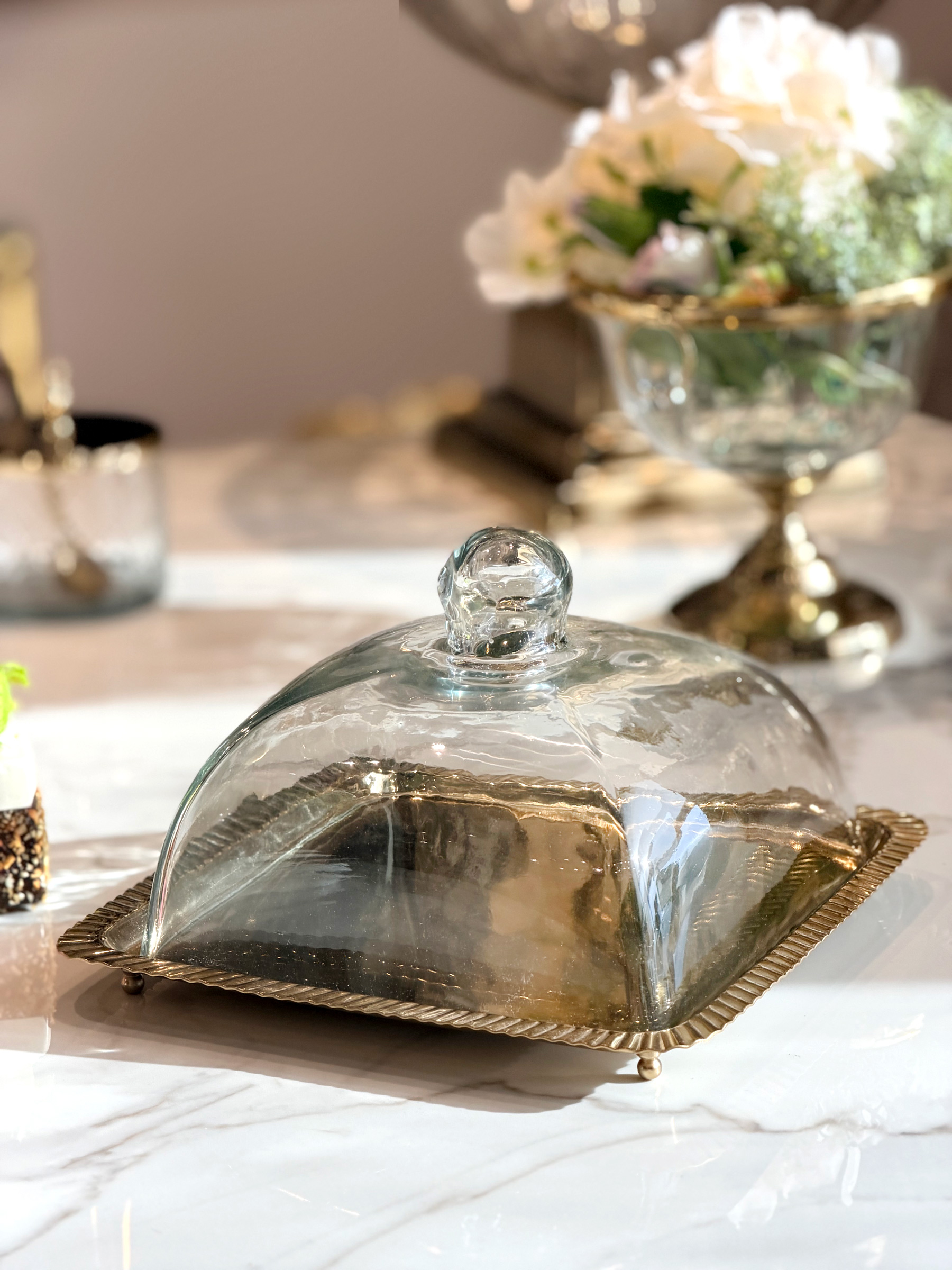 PATERA Z POKRYWKĄ złota podstawa, transparentna pokrywka, klasyczny styl