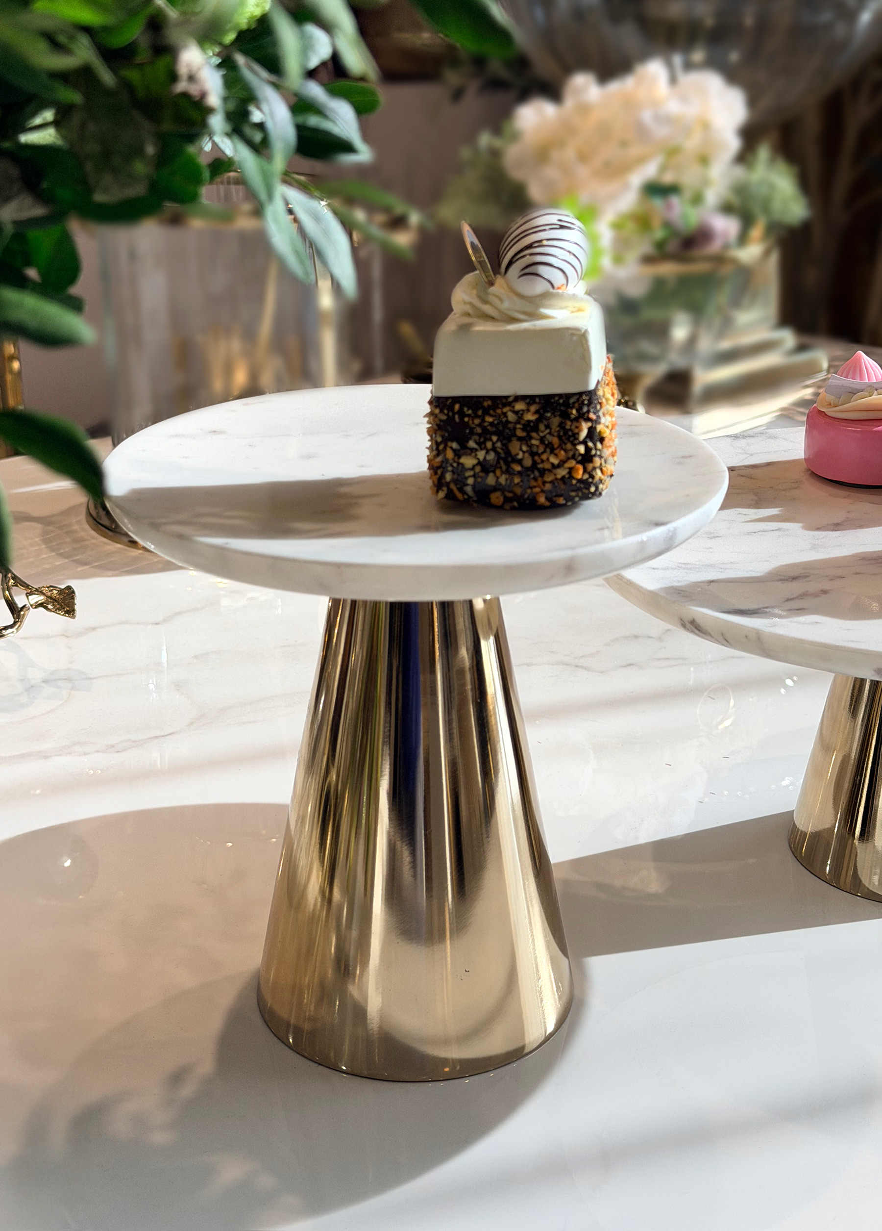 PATERA wysoka złota noga, taca z białego marmuru, nowoczesny design