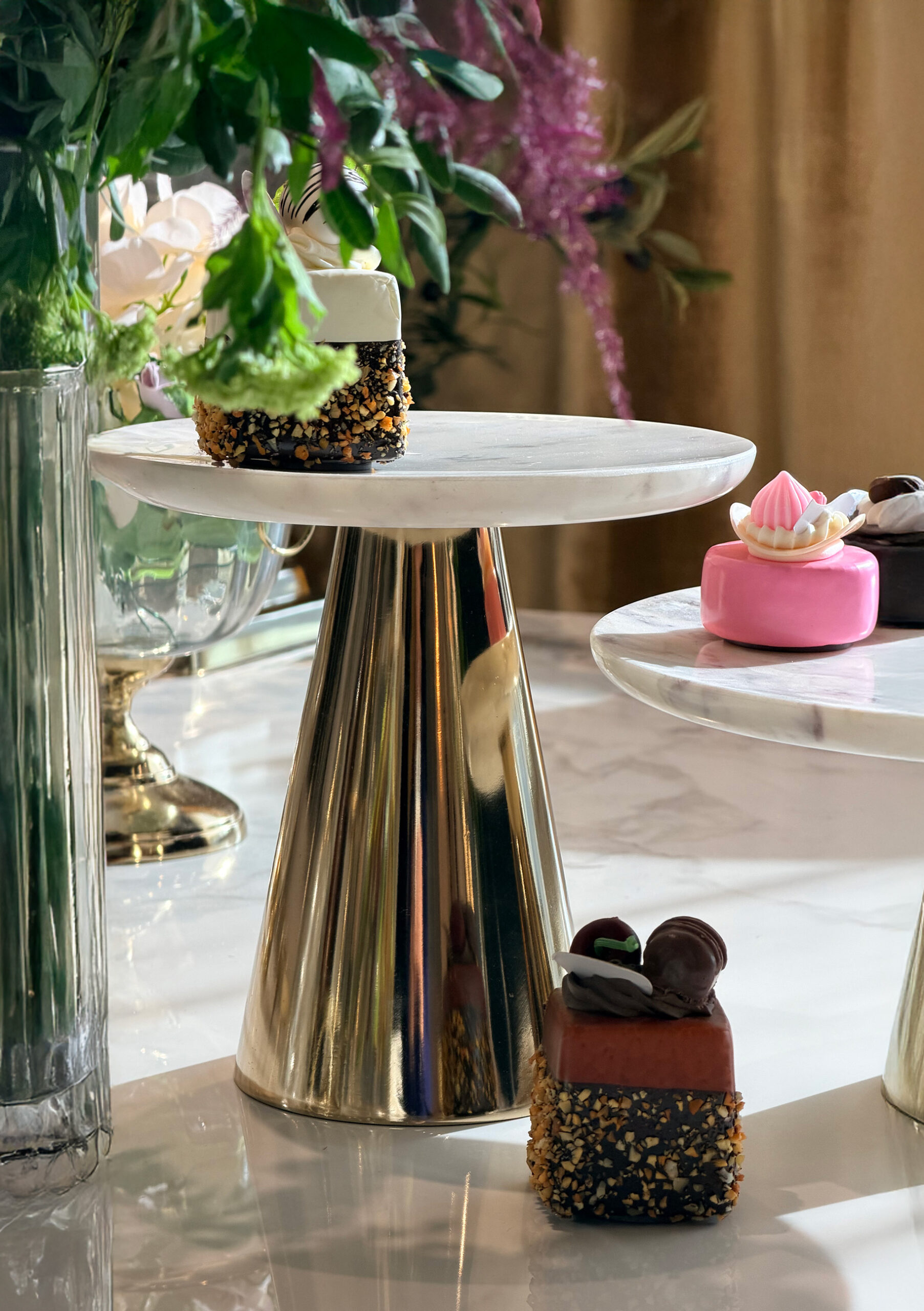 PATERA wysoka złota noga, taca z białego marmuru, nowoczesny design, piękna