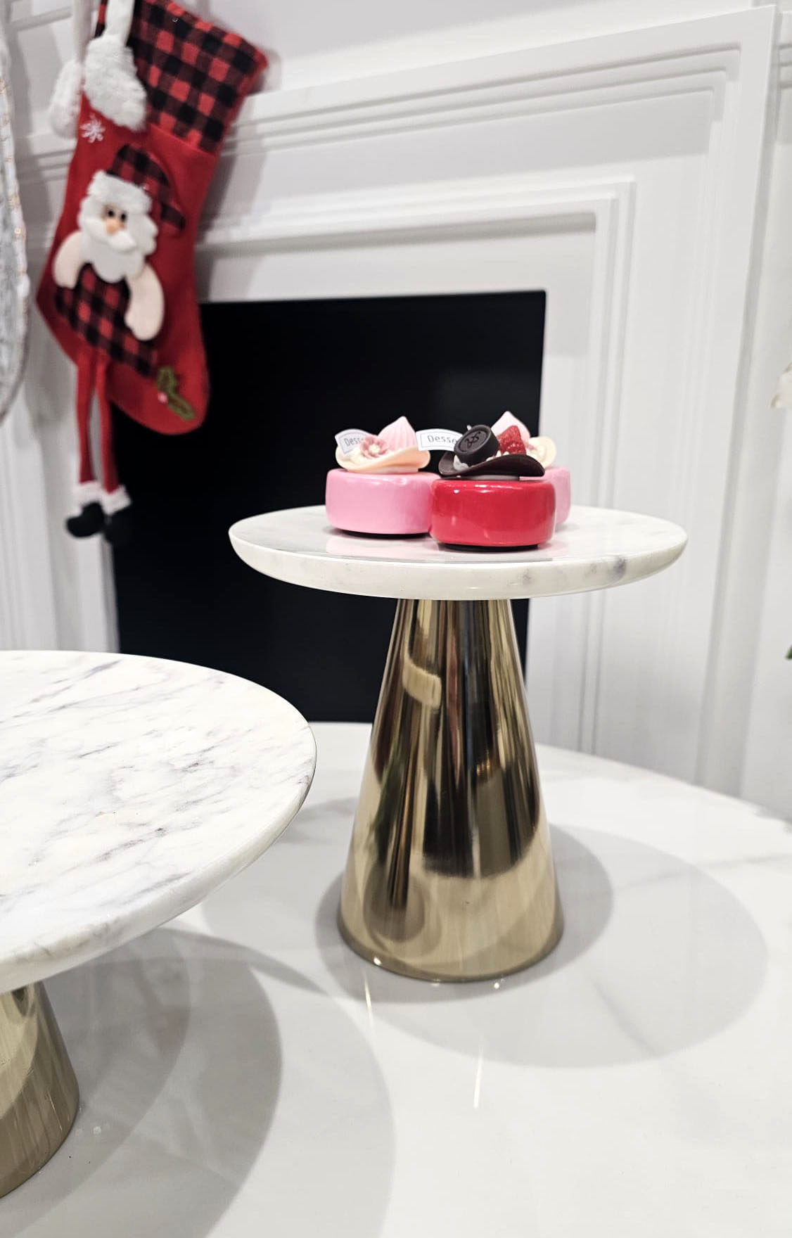 PATERA wysoka złota noga, taca z białego marmuru, nowoczesny design