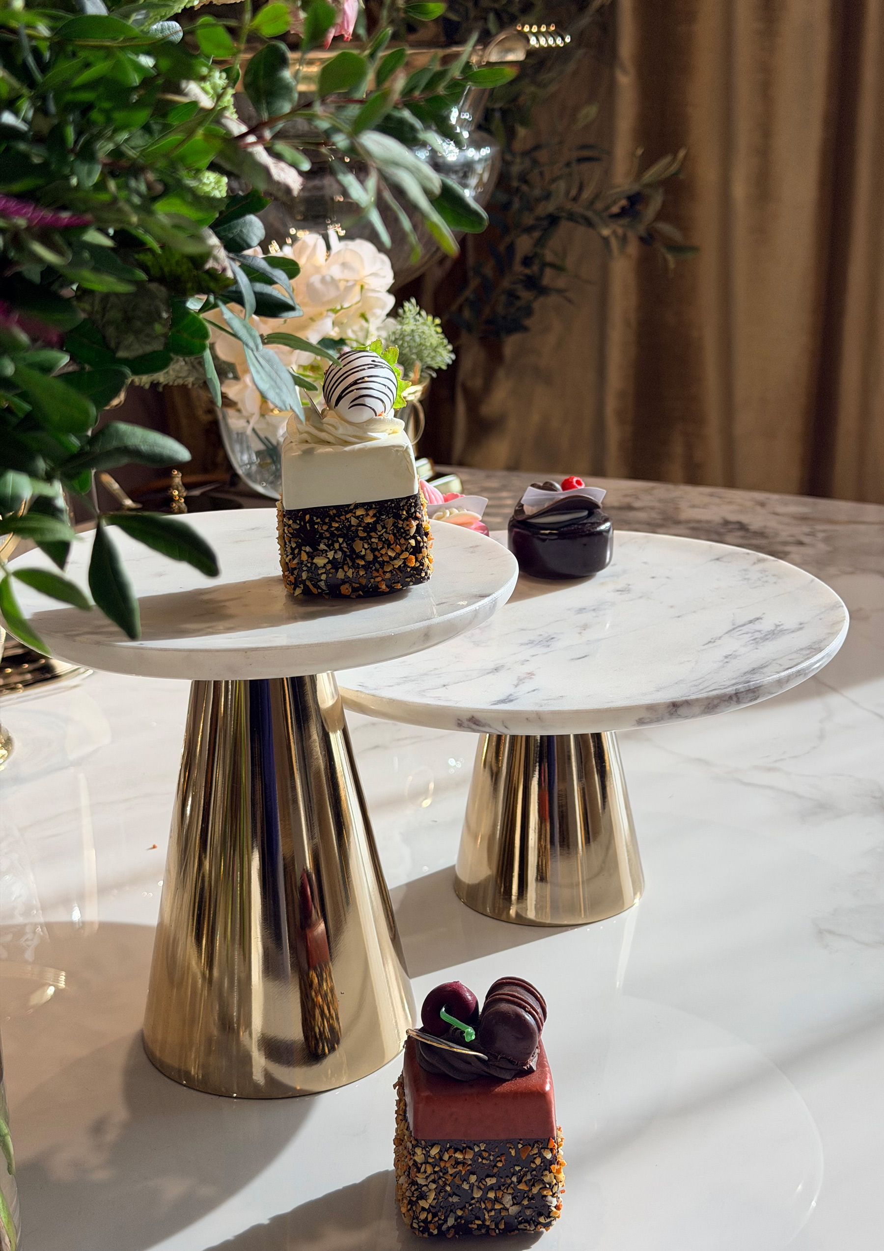 PATERA złota noga, taca z białego marmuru, nowoczesny design PATERA złota noga, taca z białego marmuru, nowoczesny design