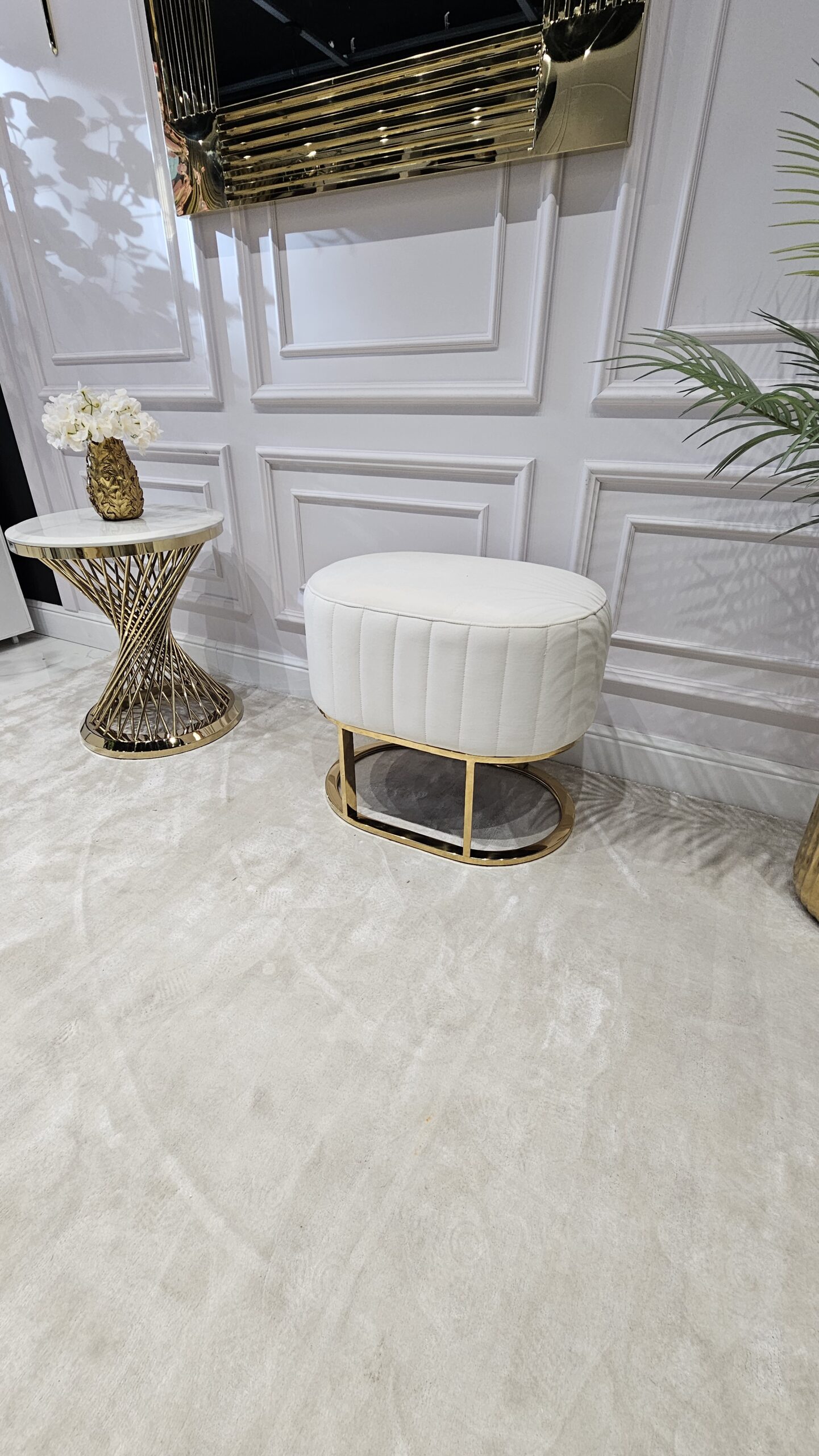 PUF Florence o zaokrąglonych kształtach, welurowa tapicerka z pionowymi przeszyciami, złoty, metalowy stelaż, nowoczesny styl, ekskluzywny