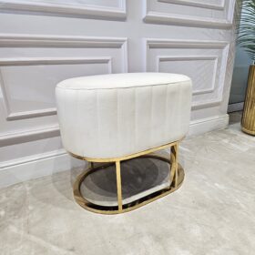 PUF Florence o zaokrąglonych kształtach, welurowa tapicerka z pionowymi przeszyciami, złoty, metalowy stelaż, nowoczesny styl, piękny