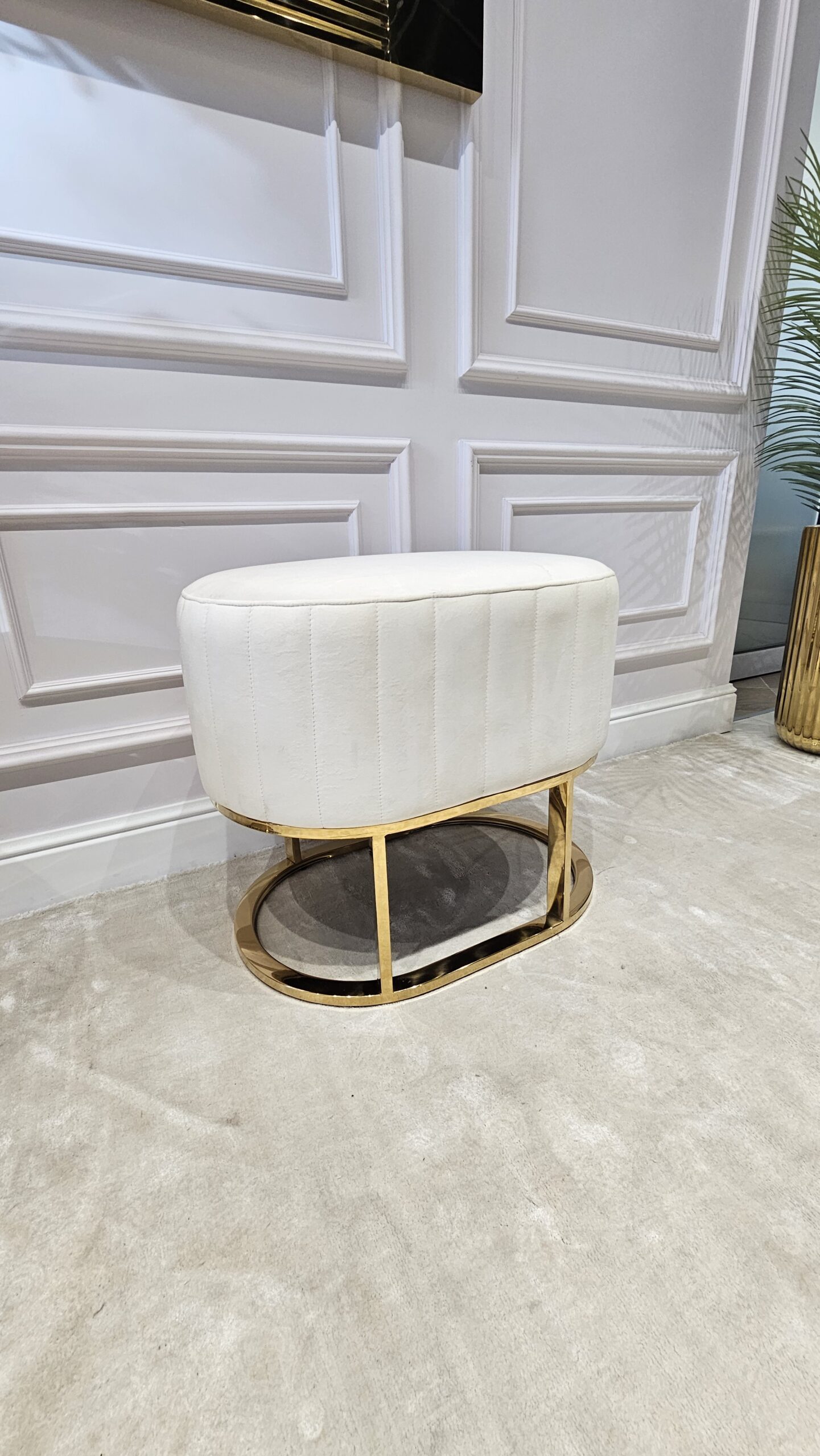 PUF Florence o zaokrąglonych kształtach, welurowa tapicerka z pionowymi przeszyciami, złoty, metalowy stelaż, nowoczesny styl, piękny