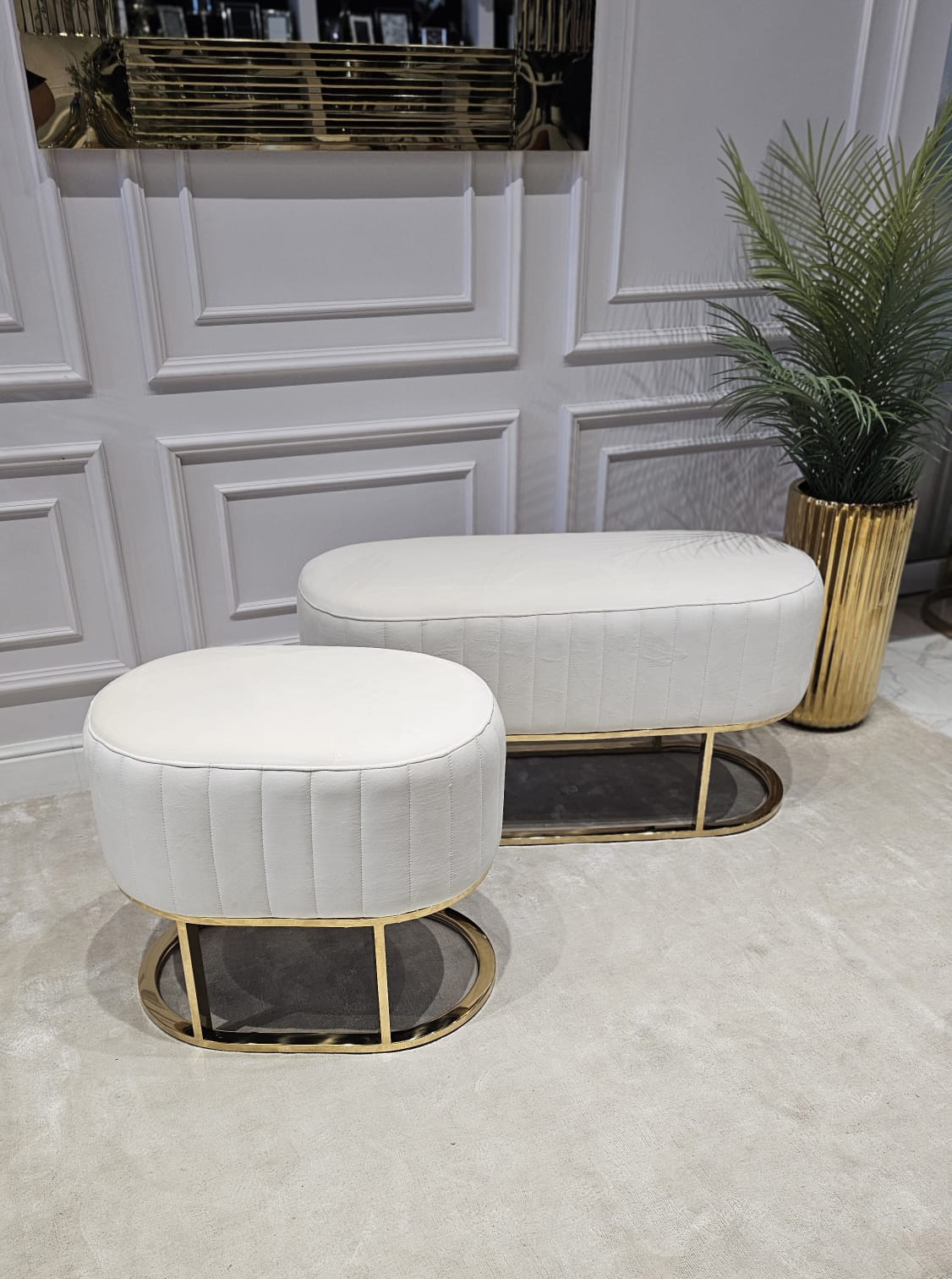 PUF o zaokrąglonych kształtach, welurowa tapicerka z pionowymi przeszyciami, złoty, metalowy stelaż, nowoczesny styl