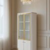 REGAŁ Anne 2-drzwiowy z szybą, biały, ryflowany korpus, złote metalowe dodatki, styl glamour