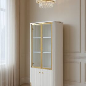 REGAŁ Anne 2-drzwiowy z szybą, biały, ryflowany korpus, złote metalowe dodatki, styl glamour