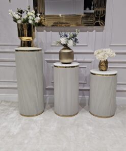 STOJAK Anne Cashmir w formie okrągłej, ryflowanej kolumny, kaszmirowy, złote detale, kamienny blat, elegancki, ekskluzywny