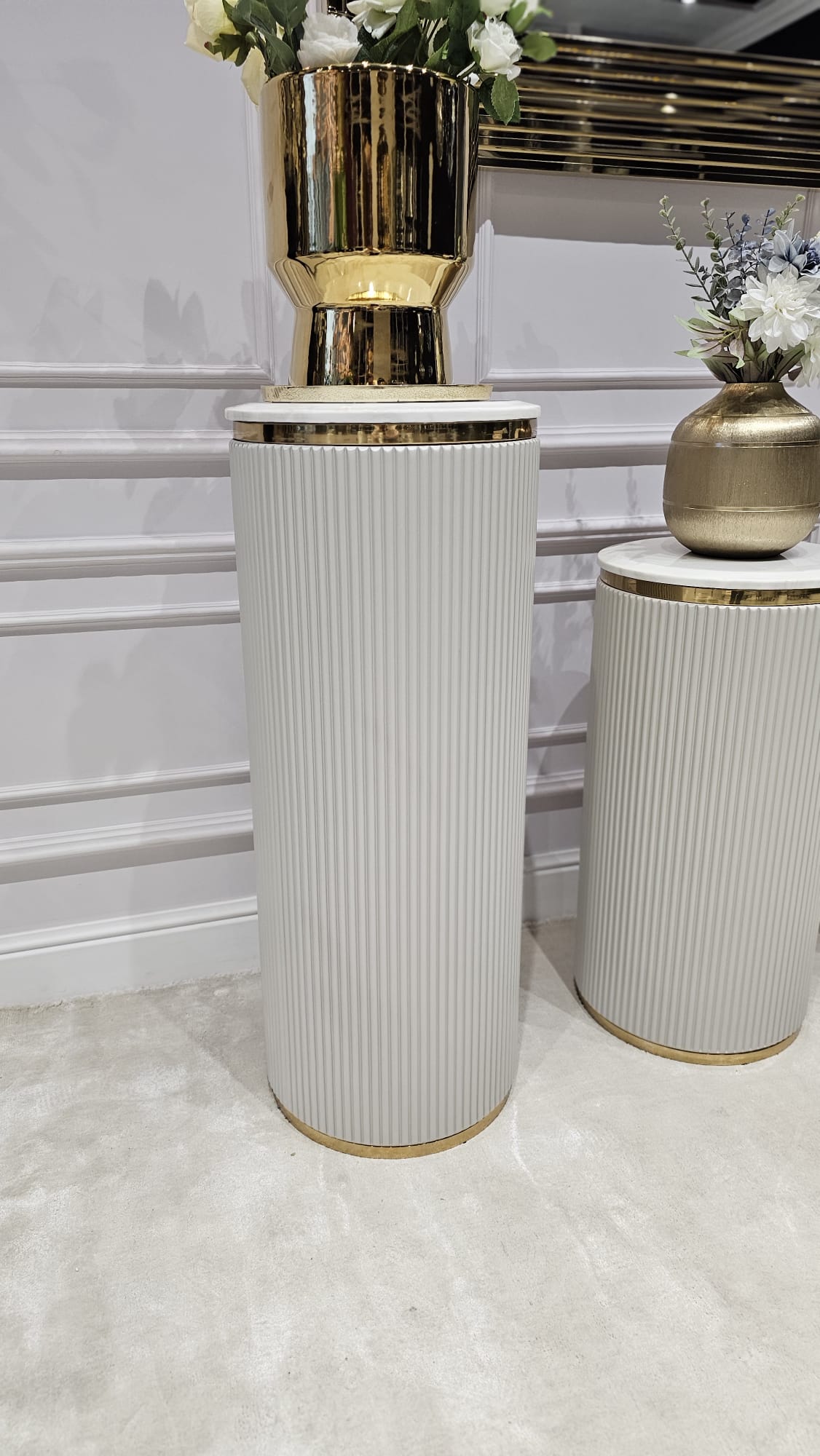 STOJAK Anne Cashmir w formie okrągłej, ryflowanej kolumny, kaszmirowy, złote detale, kamienny blat, elegancki, piękny