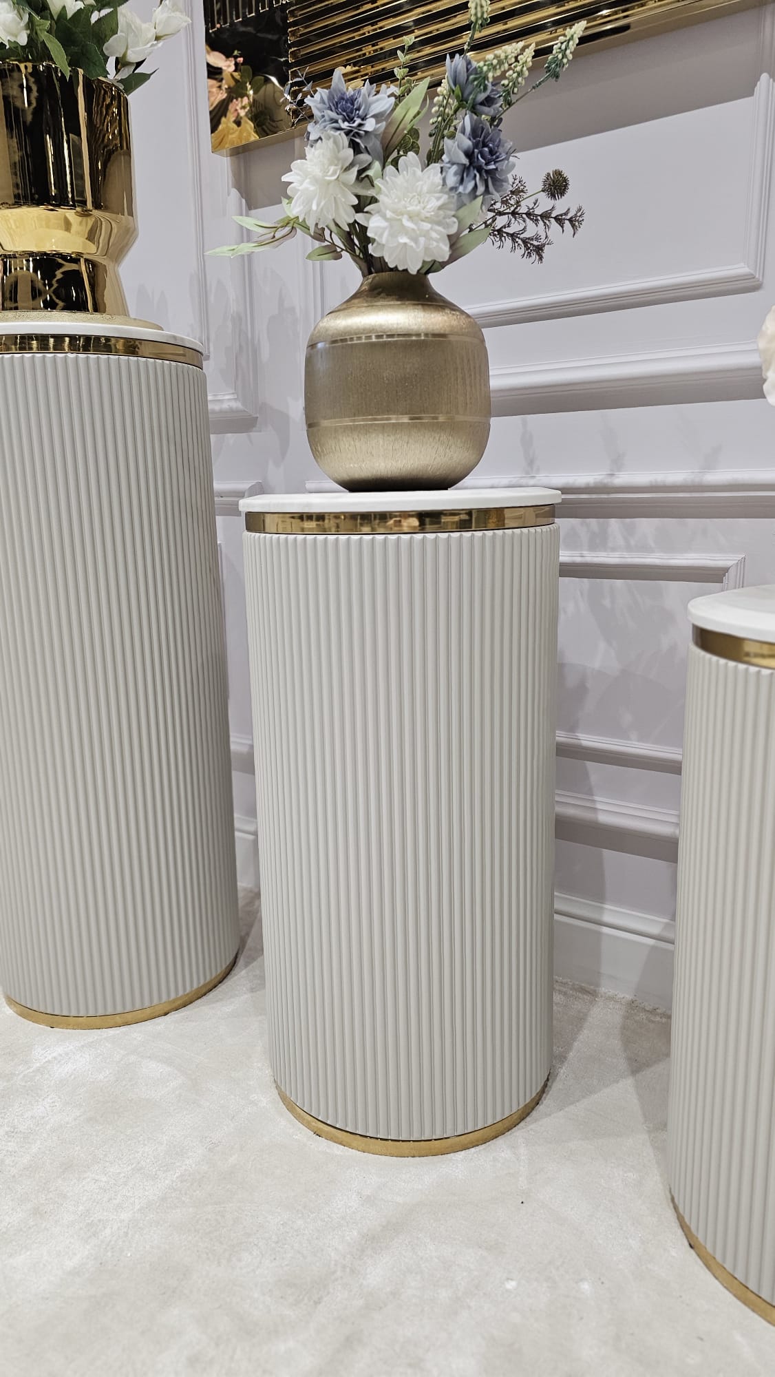 STOJAK Anne Cashmir w formie okrągłej, ryflowanej kolumny, kaszmirowy, złote detale, kamienny blat, elegancki, premium