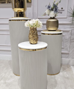 STOJAK Anne Cashmir w formie okrągłej, ryflowanej kolumny, kaszmirowy, złote detale, kamienny blat, elegancki, wyjątkowy