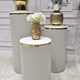 STOJAK Anne Cashmir w formie okrągłej, ryflowanej kolumny, kaszmirowy, złote detale, kamienny blat, elegancki, wyjątkowy