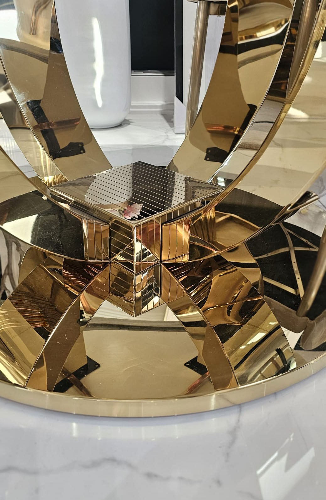 STÓŁ JADALNIANY Ring okrągły. na złotej, eleganckiej podstawie, biały blat z konglomeratu marmurowego, nowoczesny glamour, premium