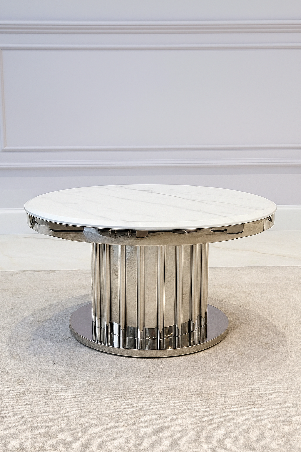 STOLIK KAWOWY Riviera, duży, srebrna, designerska podstawa, biały blat z konglomeratu, nowoczesny styl STOLIK KAWOWY Riviera, duży, srebrna, designerska podstawa, biały blat z konglomeratu, nowoczesny styl