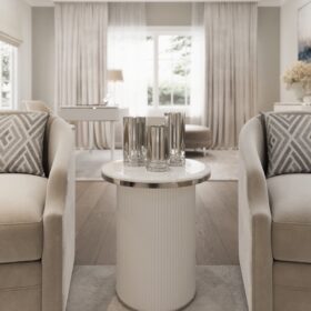 STOLIK POMOCNICZY Anne okrągły, na białej ryflowane podstawie, blat z konglomeratu marmurowego, srebrne metalowe obręcze, piękny