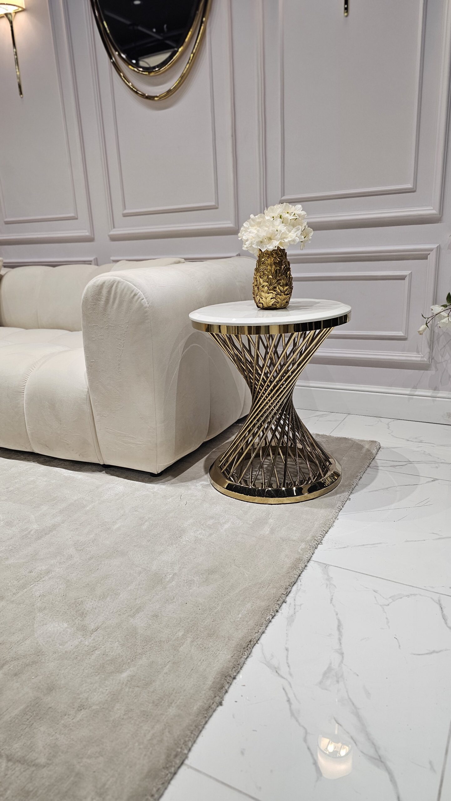 STOLIK POMOCNICZY Emporio okrągły, na złotej, zakręconej podstawie, biały blat z konglomeratu marmurowego, designerski styl, ekskluzywny