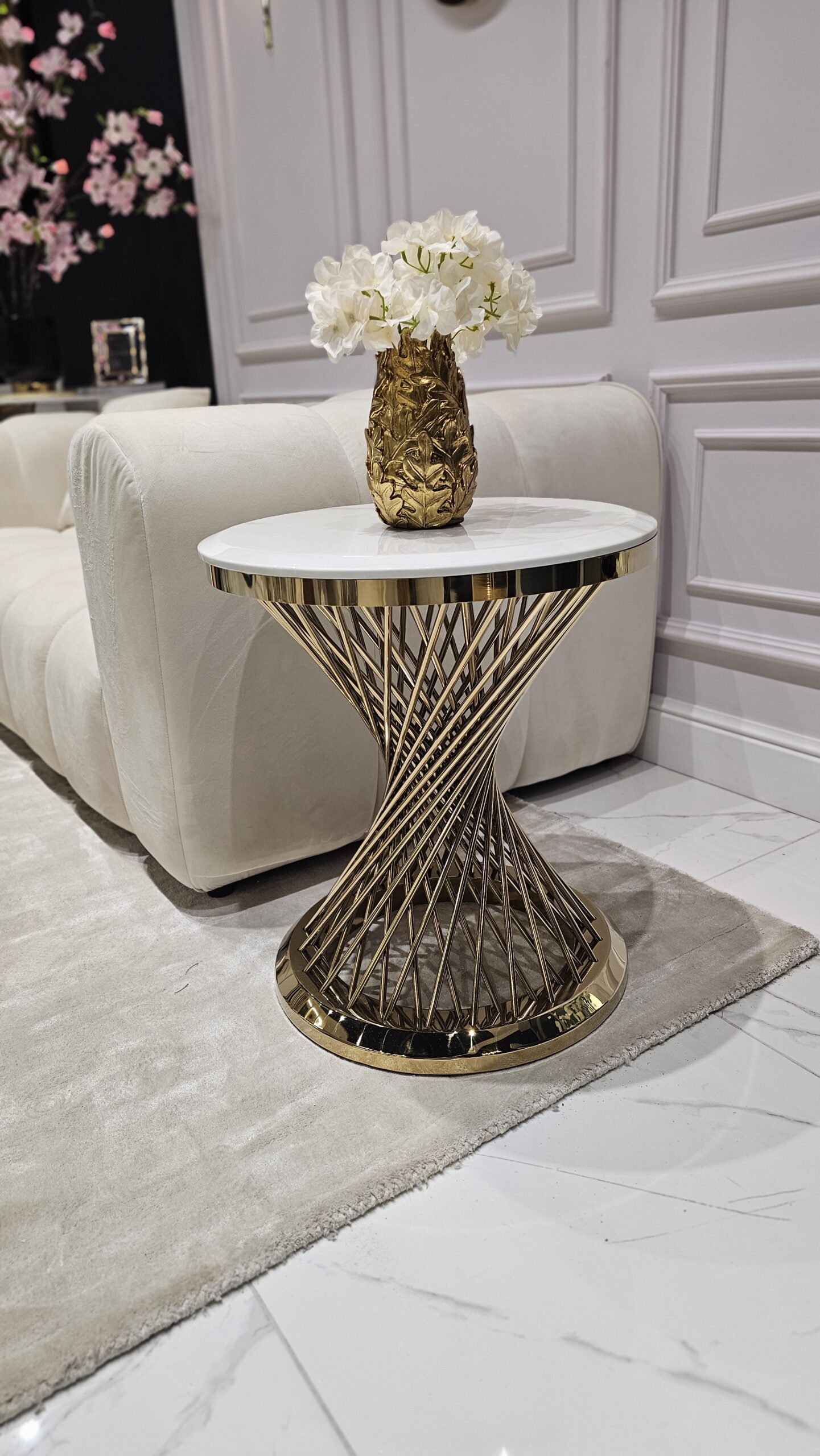 STOLIK POMOCNICZY Emporio okrągły, na złotej, zakręconej podstawie, biały blat z konglomeratu marmurowego, designerski styl, premium