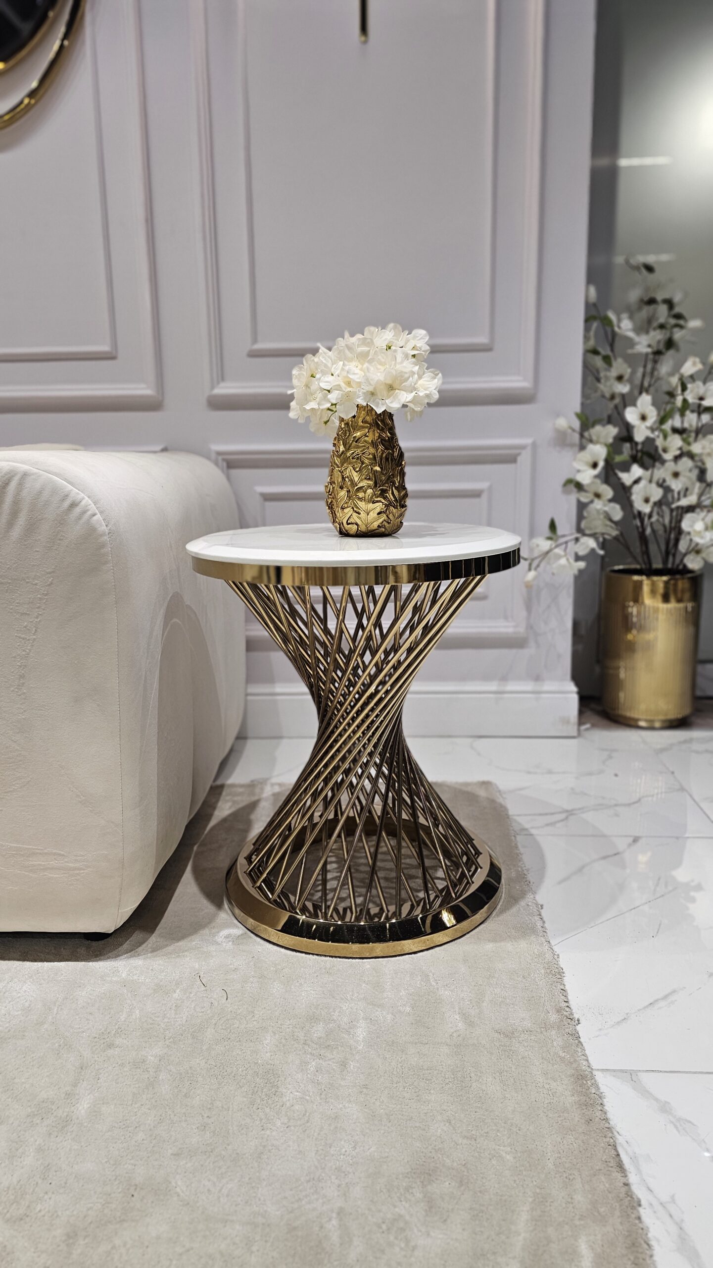 STOLIK POMOCNICZY Emporio okrągły, na złotej, zakręconej podstawie, biały blat z konglomeratu marmurowego, designerski styl