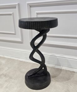 STOLIK POMOCNICZY czarny, aluminiowy, ryflowane elementy, nieregularny kształt, designerska podstawa