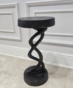 STOLIK POMOCNICZY czarny, aluminiowy, ryflowane elementy, nieregularny kształt, designerska podstawa