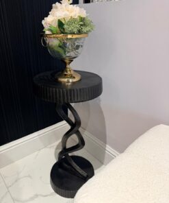 STOLIK POMOCNICZY czarny, aluminiowy, ryflowane elementy, nieregularny kształt, designerska podstawa