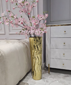 WAZON złoty wysoki, metalowy, falisty wzór, ponadczasowy design