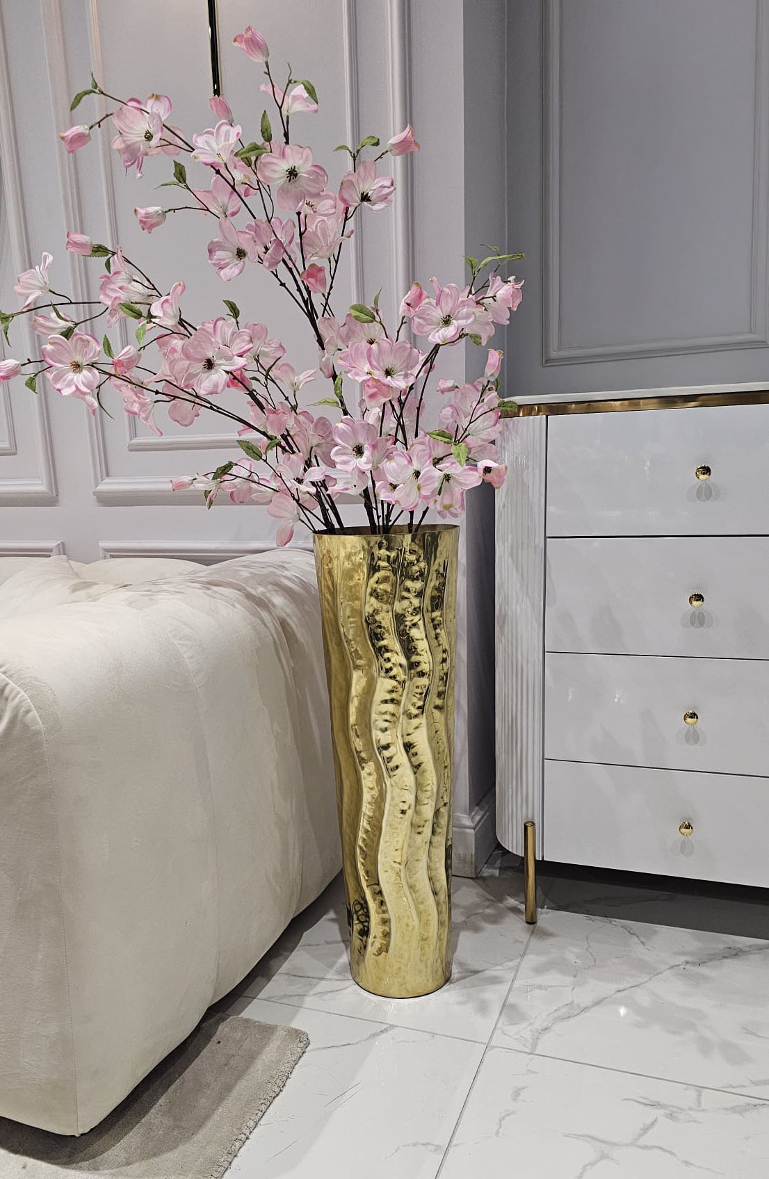 WAZON złoty wysoki, metalowy, falisty wzór, ponadczasowy design WAZON złoty wysoki, metalowy, falisty wzór, ponadczasowy design