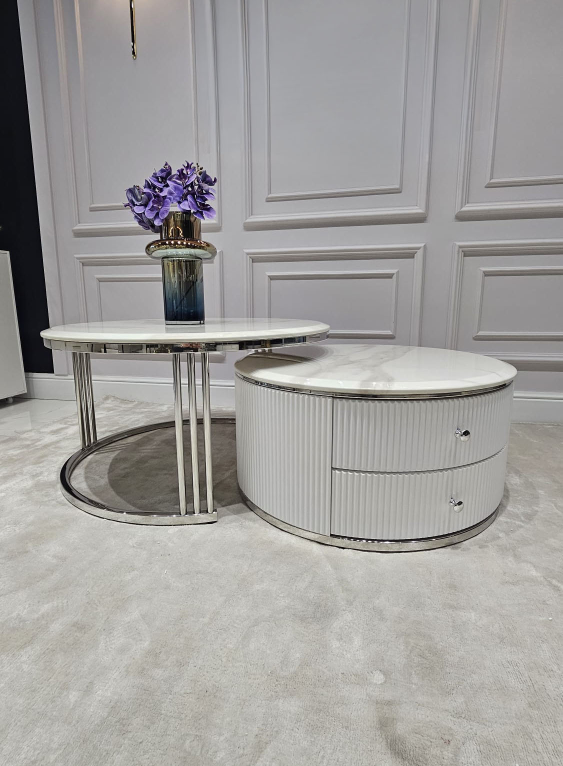 ZESTAW STOLIKÓW KAWOWYCH Anne 2w1, blat z konglomeratu marmurowego, srebrny stelaż, ryflowany korpus z szufladami, ekskluzywny