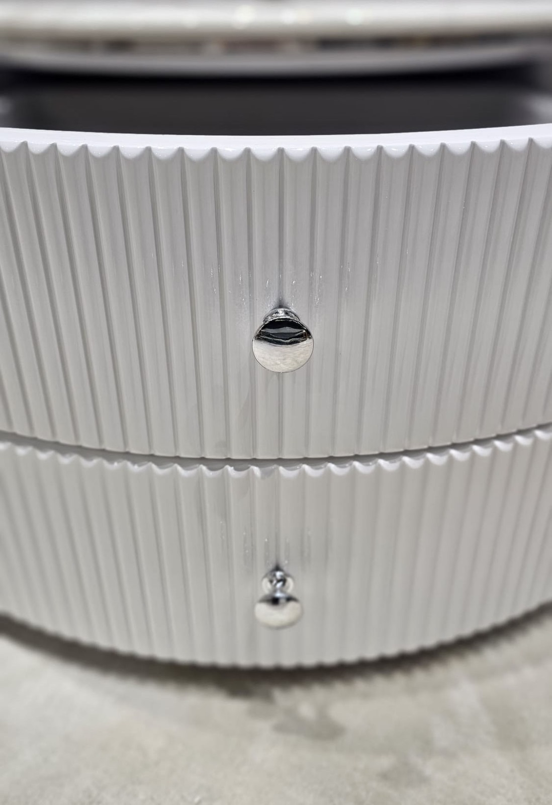 ZESTAW STOLIKÓW KAWOWYCH Anne 2w1, blat z konglomeratu marmurowego, srebrny stelaż, ryflowany korpus z szufladami, najwyższa jakość