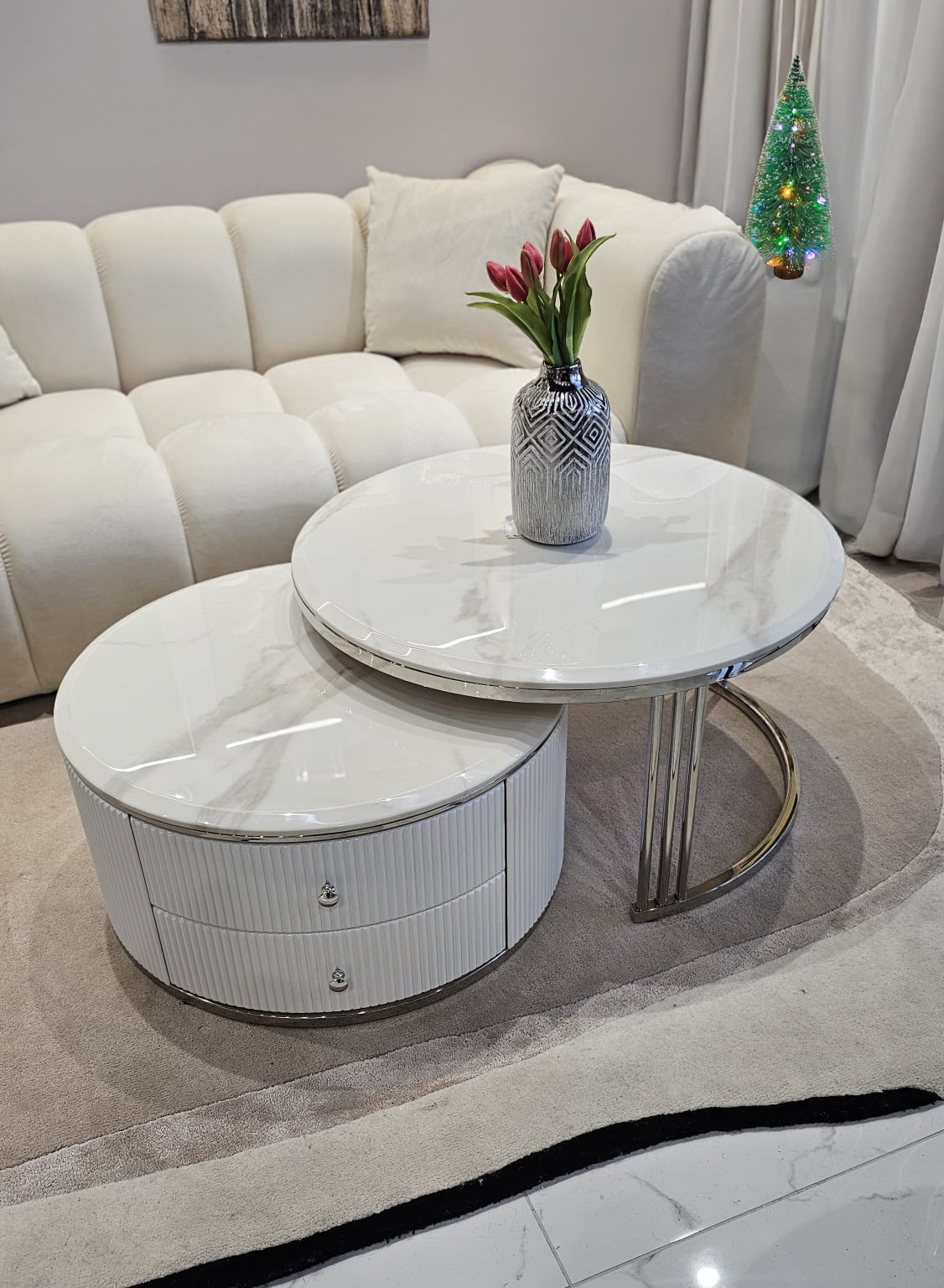 ZESTAW STOLIKÓW KAWOWYCH Anne 2w1, blat z konglomeratu marmurowego, srebrny stelaż, ryflowany korpus z szufladami, piękny