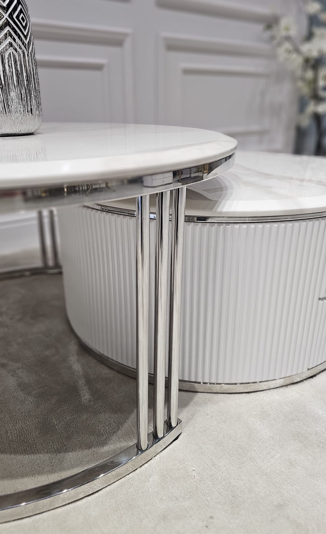 ZESTAW STOLIKÓW KAWOWYCH Anne 2w1, blat z konglomeratu marmurowego, srebrny stelaż, ryflowany korpus z szufladami, premium