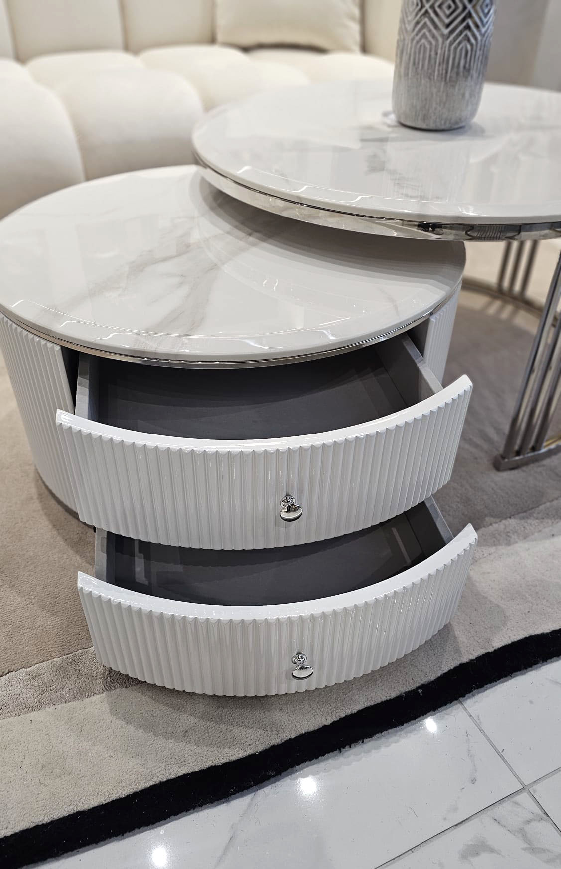 ZESTAW STOLIKÓW KAWOWYCH Anne 2w1, blat z konglomeratu marmurowego, srebrny stelaż, ryflowany korpus z szufladami, wyjątkowy