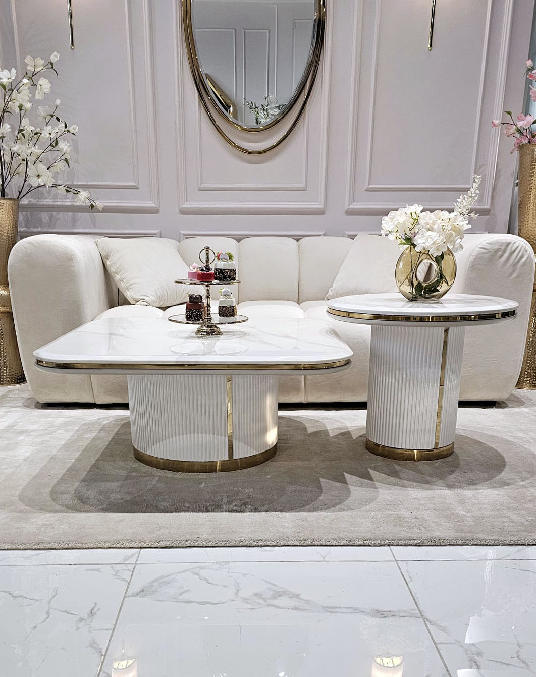 ZESTAW STOLIKÓW KAWOWYCH Prestige 2w1 biały, ryflowana podstawa, złote błyszczące detale, blaty z konglomeratu marmurowego ZESTAW STOLIKÓW KAWOWYCH Prestige 2w1 biały, ryflowana podstawa, złote błyszczące detale, blaty z konglomeratu marmurowego