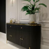 KOMODA Anne Nero czarna, ryflowana na złotych metalowych nóżkach, blat z konglomeratu marmurowego, nowoczesny glamour