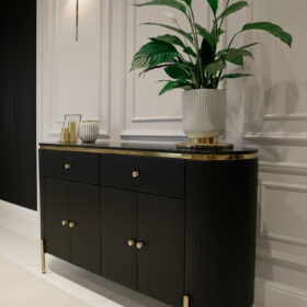 KOMODA Anne Nero czarna, ryflowana na złotych metalowych nóżkach, blat z konglomeratu marmurowego, nowoczesny glamour