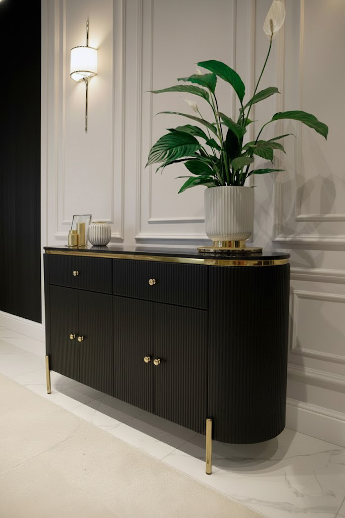 KOMODA Anne Nero czarna, ryflowana na złotych metalowych nóżkach, blat z konglomeratu marmurowego, nowoczesny glamour KOMODA Anne Nero czarna, ryflowana na złotych metalowych nóżkach, blat z konglomeratu marmurowego, nowoczesny glamour
