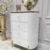 KOMODA Anne biała z czterema szufladami, ryflowany korpus, złote metalowe detale, nowoczesny styl