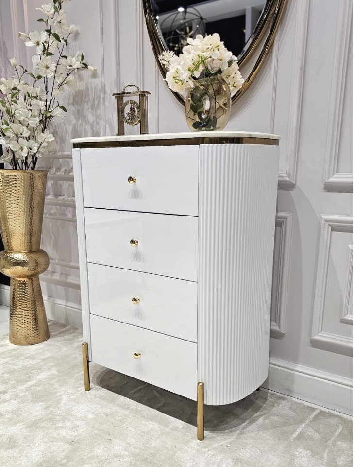 KOMODA Anne biała z czterema szufladami, ryflowany korpus, złote metalowe detale, nowoczesny styl