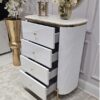 KOMODA Anne biała z czterema szufladami, ryflowany korpus, złote metalowe detale, nowoczesny styl, ekskluzywna
