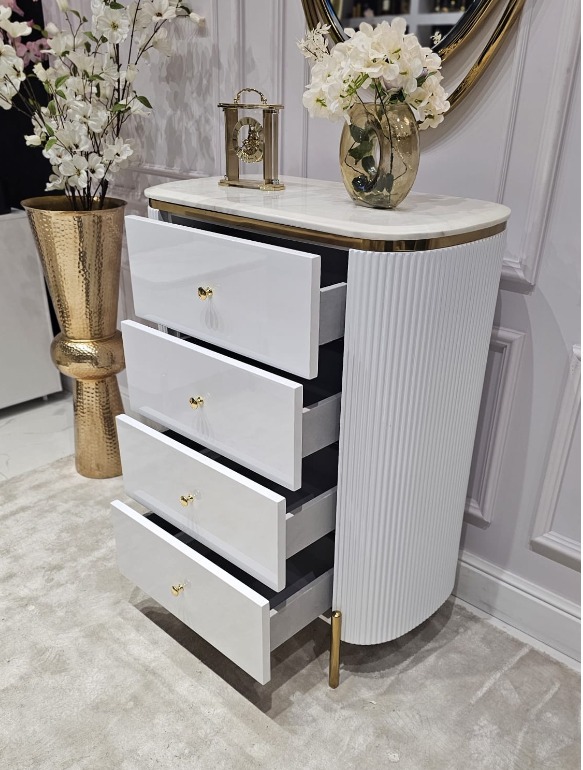 KOMODA Anne biała z czterema szufladami, ryflowany korpus, złote metalowe detale, nowoczesny styl, ekskluzywna