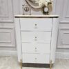 KOMODA Anne biała z czterema szufladami, ryflowany korpus, złote metalowe detale, nowoczesny styl, piękna