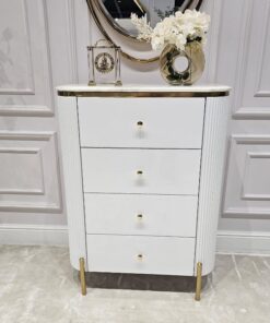 KOMODA Anne biała z czterema szufladami, ryflowany korpus, złote metalowe detale, nowoczesny styl, piękna