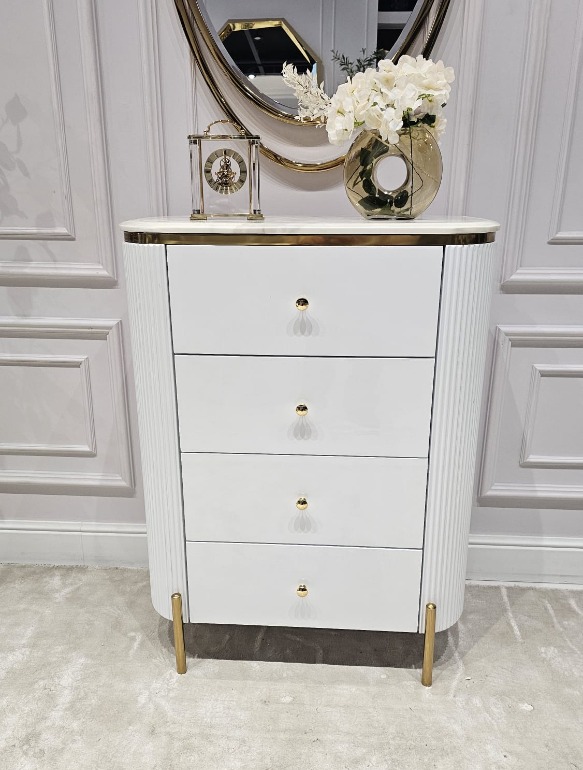 KOMODA Anne biała z czterema szufladami, ryflowany korpus, złote metalowe detale, nowoczesny styl, piękna