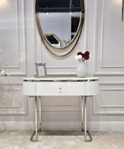 KONSOLA Anne Silver na srebrnych błyszczących nogach, bialy korpus z ryflowaniem po bokach i praktyczną szufladą, srebrne detale