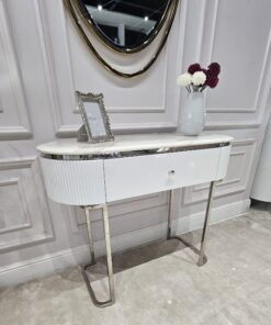 KONSOLA Anne Silver na srebrnych błyszczących nogach, bialy korpus z ryflowaniem po bokach i praktyczną szufladą, srebrne detale, ekskluzywna