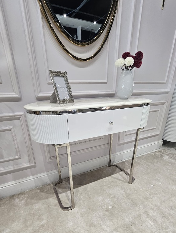 KONSOLA Anne Silver na srebrnych błyszczących nogach, bialy korpus z ryflowaniem po bokach i praktyczną szufladą, srebrne detale, ekskluzywna