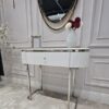 KONSOLA Anne Silver na srebrnych błyszczących nogach, bialy korpus z ryflowaniem po bokach i praktyczną szufladą, srebrne detale, premium