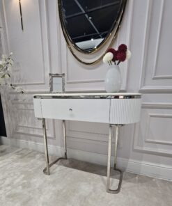 KONSOLA Anne Silver na srebrnych błyszczących nogach, bialy korpus z ryflowaniem po bokach i praktyczną szufladą, srebrne detale, premium