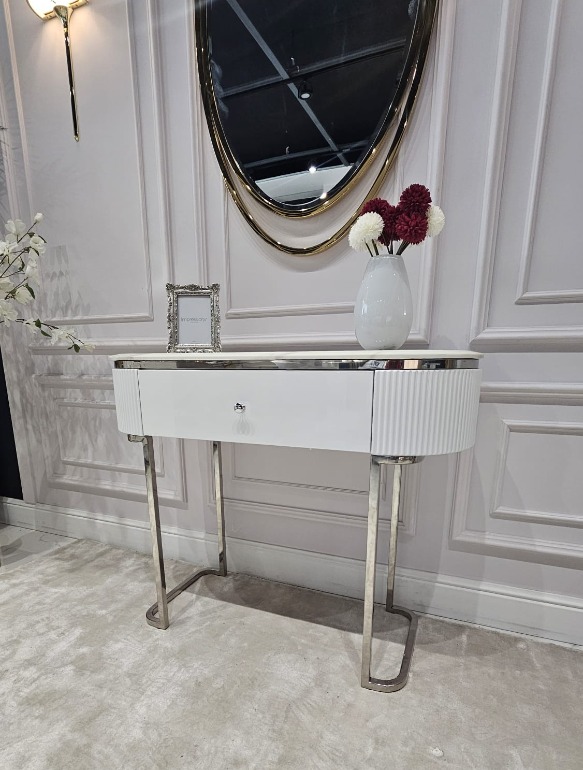 KONSOLA Anne Silver na srebrnych błyszczących nogach, bialy korpus z ryflowaniem po bokach i praktyczną szufladą, srebrne detale, premium