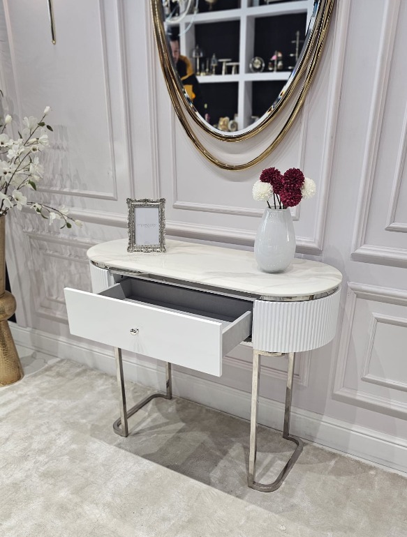 KONSOLA Anne Silver na srebrnych błyszczących nogach, bialy korpus z ryflowaniem po bokach i praktyczną szufladą, srebrne detale, wyjątkowa